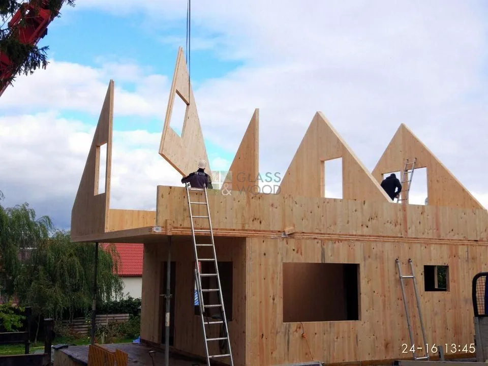 CLT līmēta koka mājas montāža