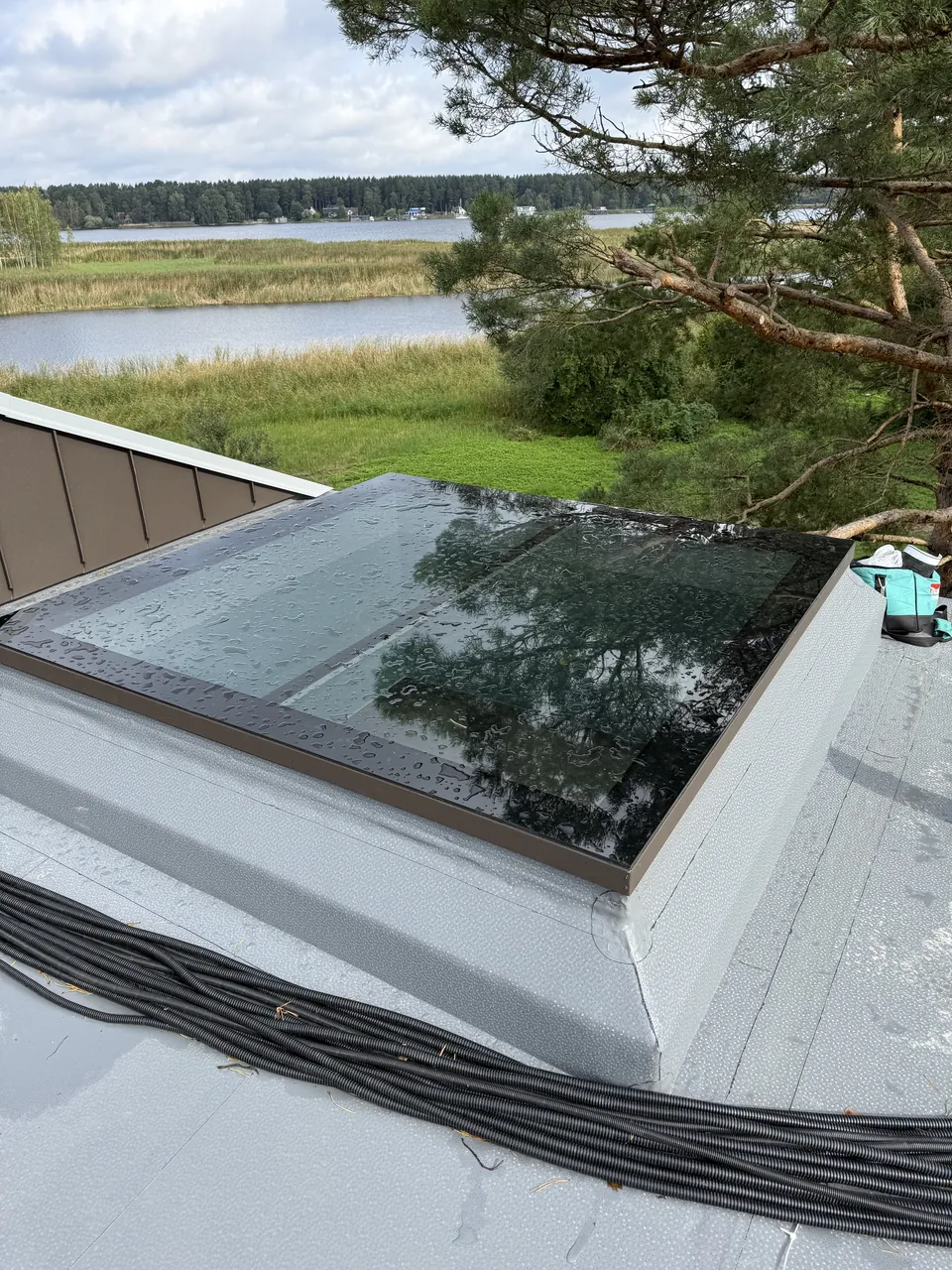 Ruudukujuline heleda äärisega katuseaken lamekatusel
