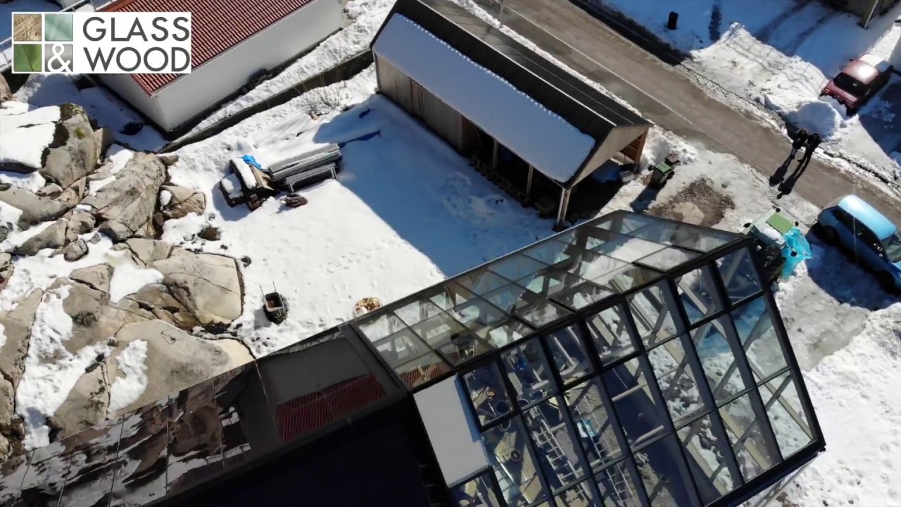 Māja ar stikla un saules paneļu jumtu — video priekšskatījums