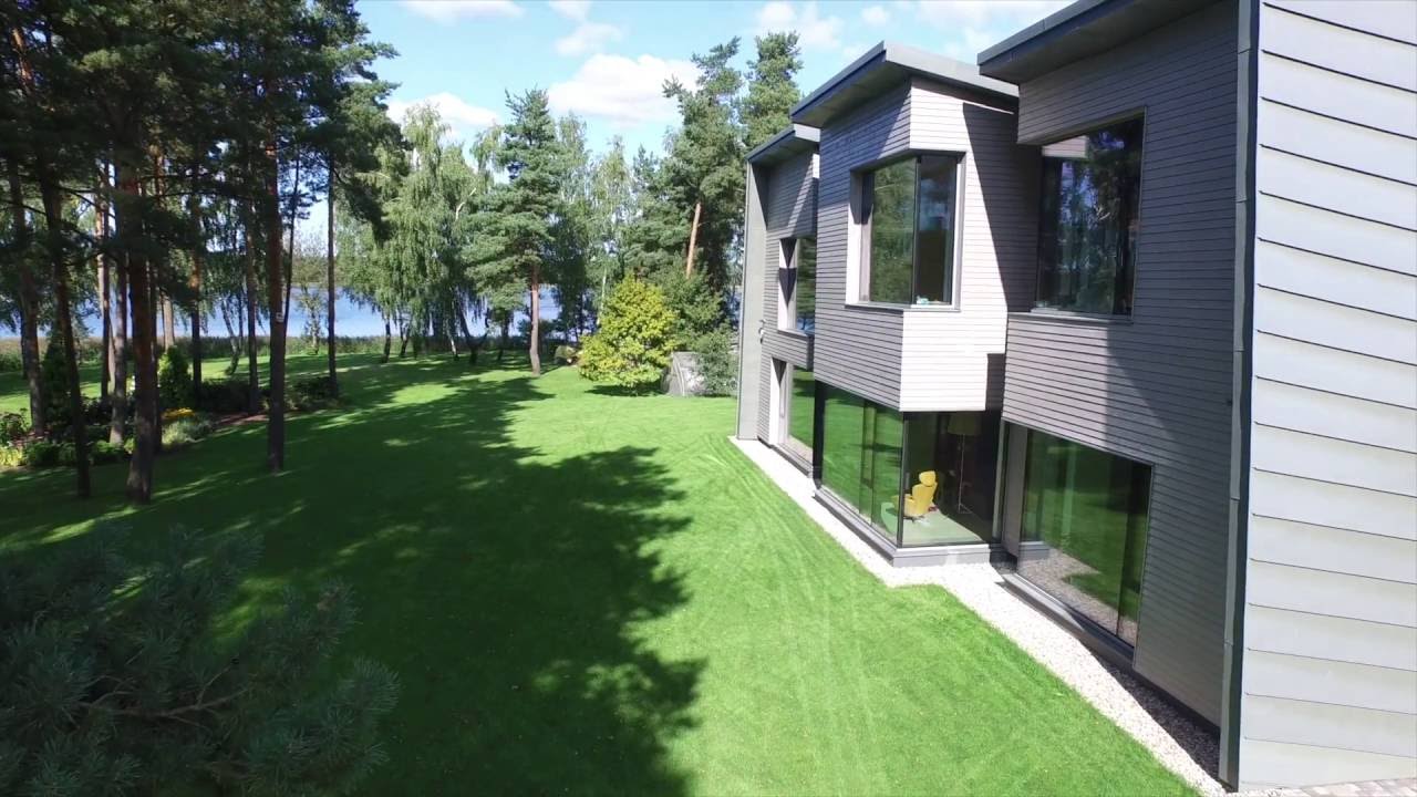 Māja ar lielām stiklotām sienām — video priekšskatījums